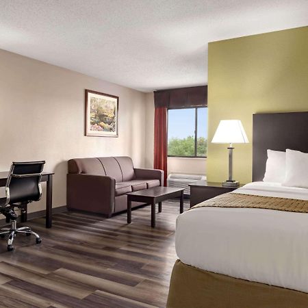 Baymont By Wyndham Monroe Hotel Bagian luar foto