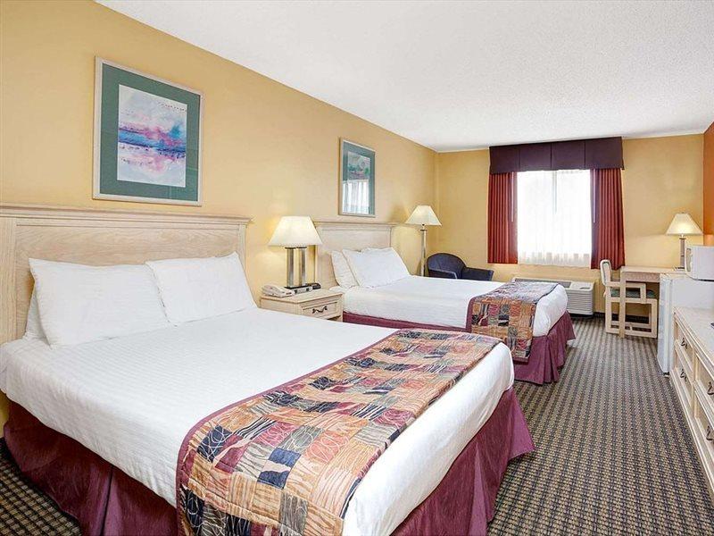 Baymont By Wyndham Monroe Hotel Bagian luar foto