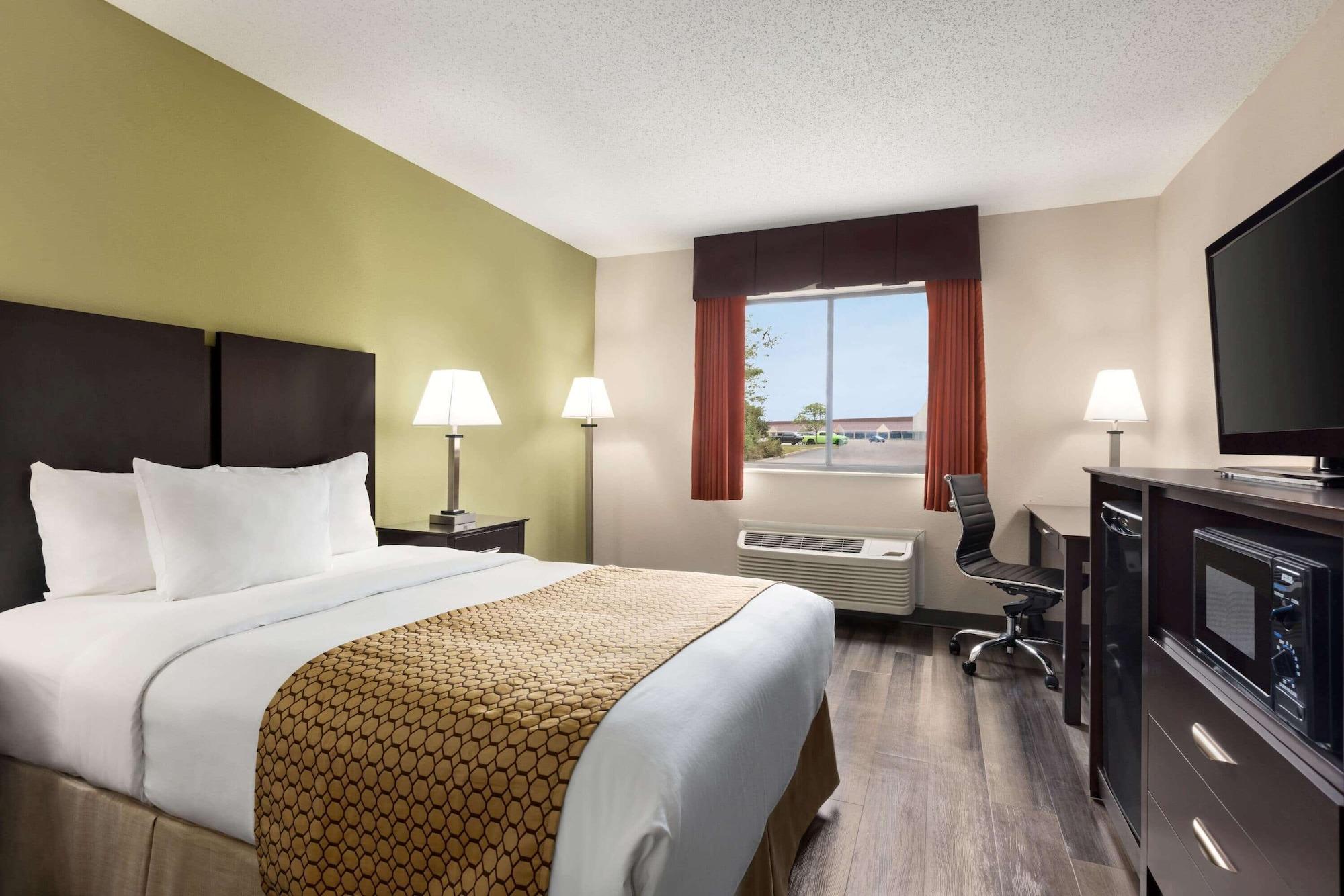 Baymont By Wyndham Monroe Hotel Bagian luar foto