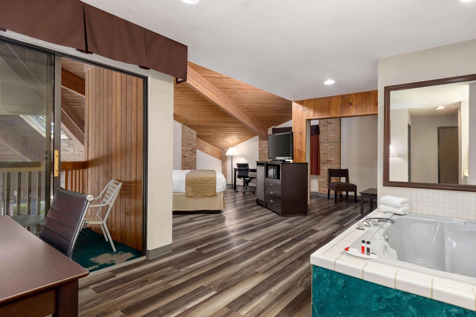 Baymont By Wyndham Monroe Hotel Bagian luar foto