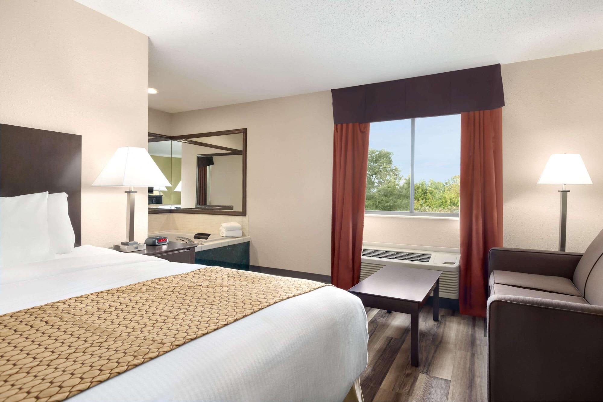 Baymont By Wyndham Monroe Hotel Bagian luar foto