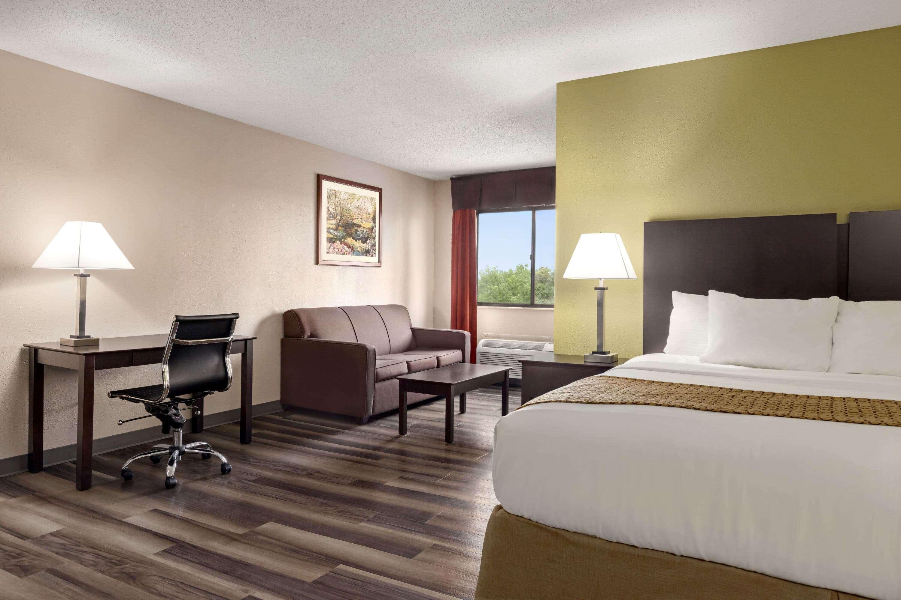 Baymont By Wyndham Monroe Hotel Bagian luar foto
