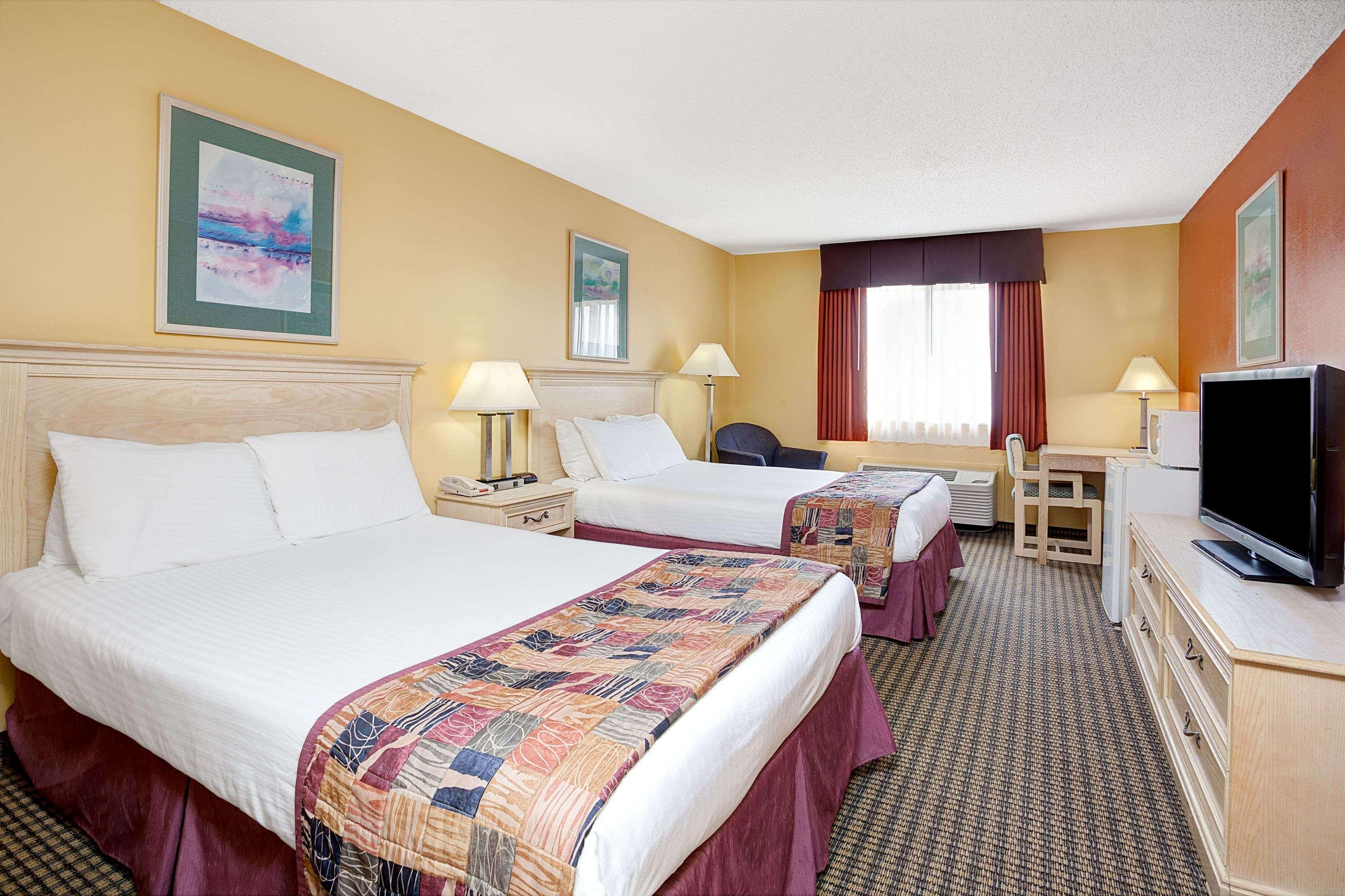Baymont By Wyndham Monroe Hotel Bagian luar foto