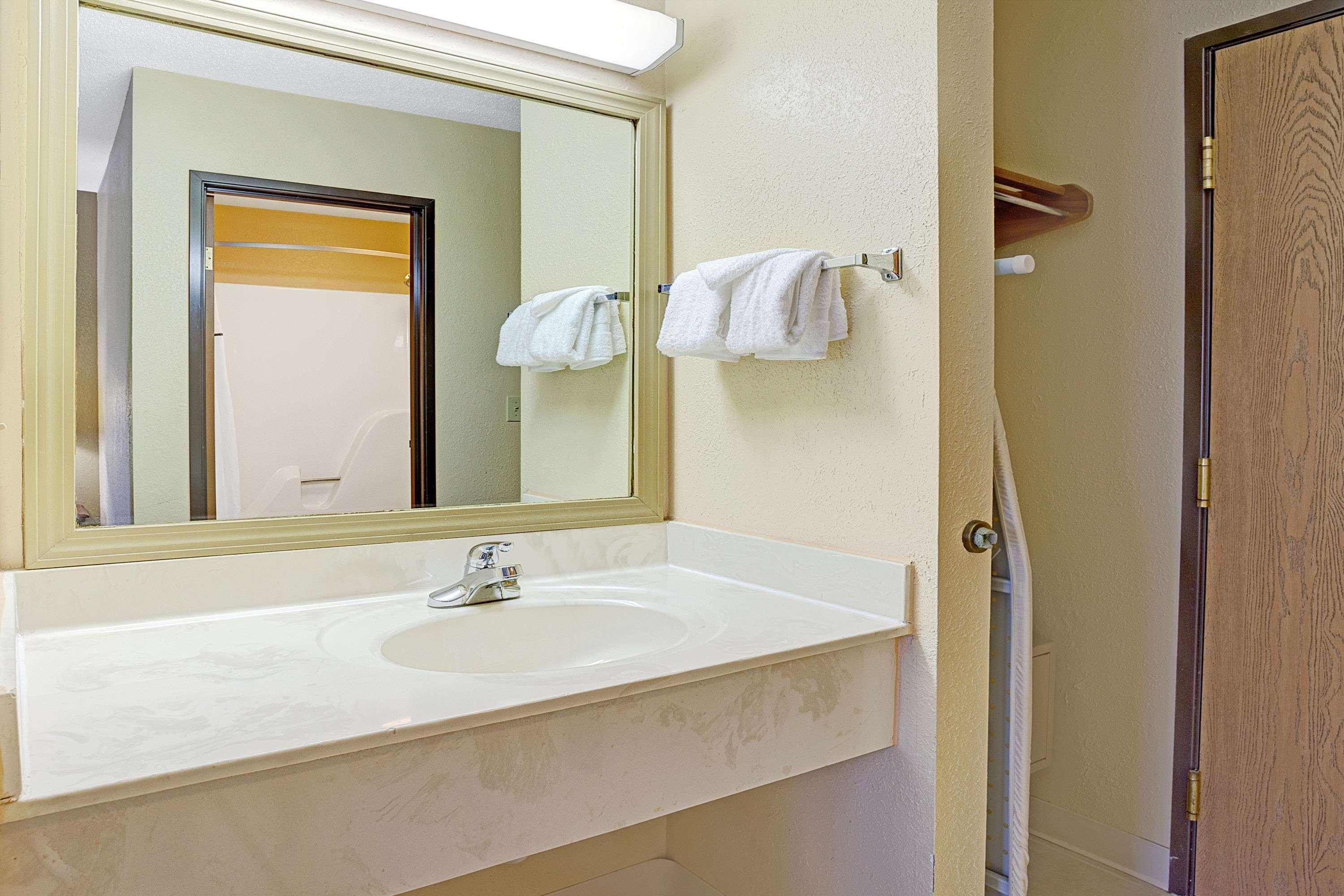Baymont By Wyndham Monroe Hotel Bagian luar foto
