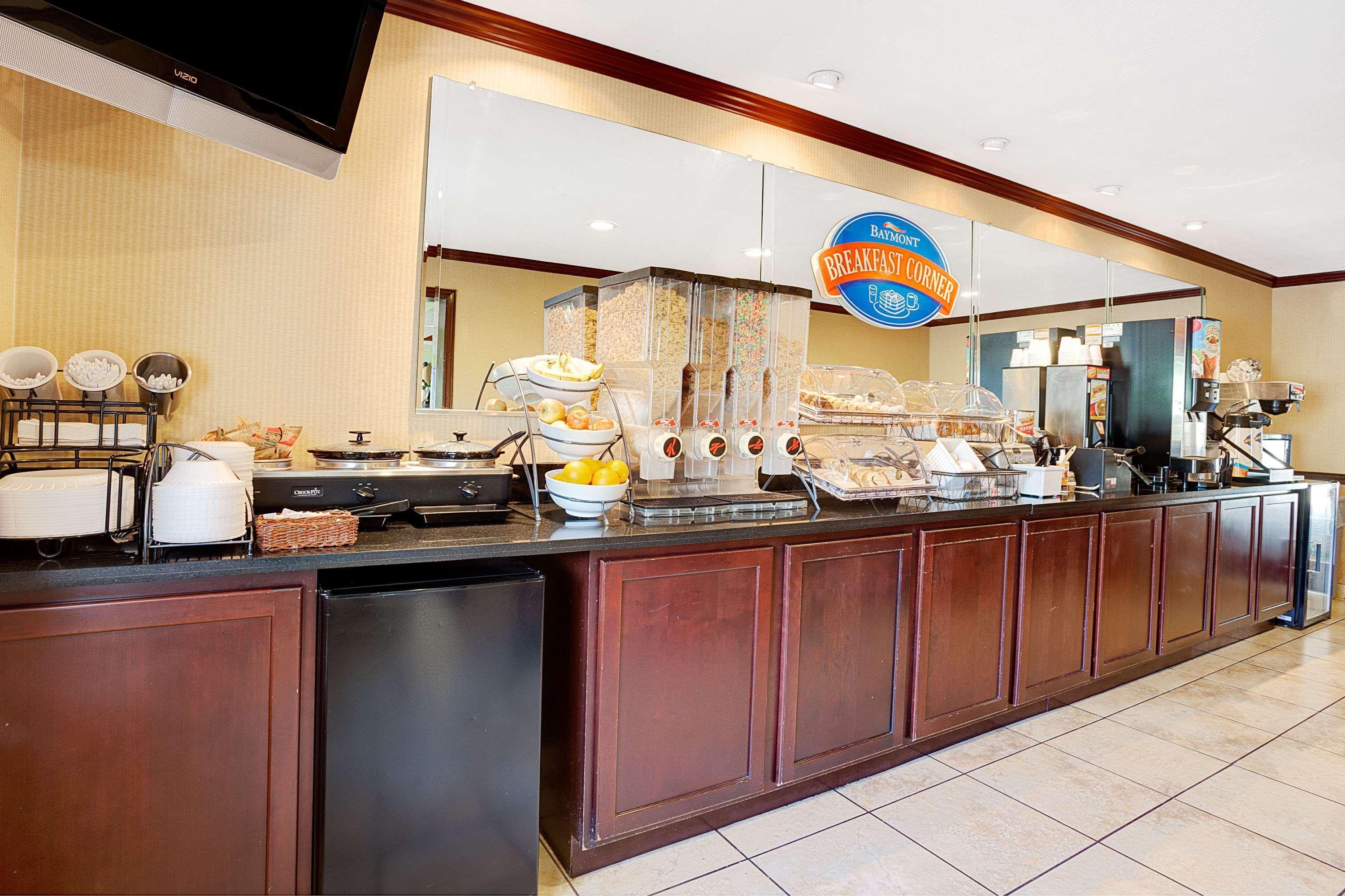 Baymont By Wyndham Monroe Hotel Bagian luar foto