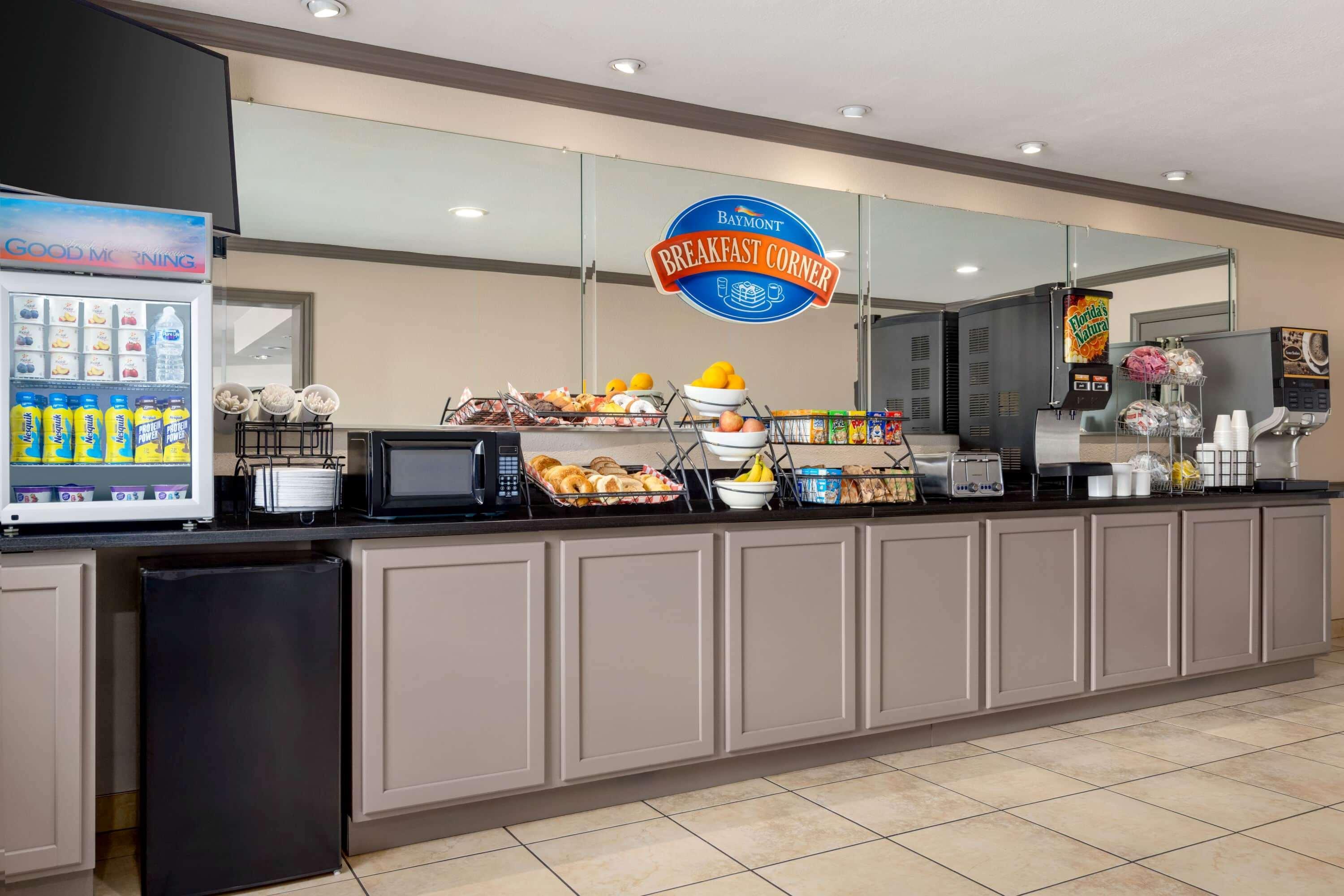 Baymont By Wyndham Monroe Hotel Bagian luar foto