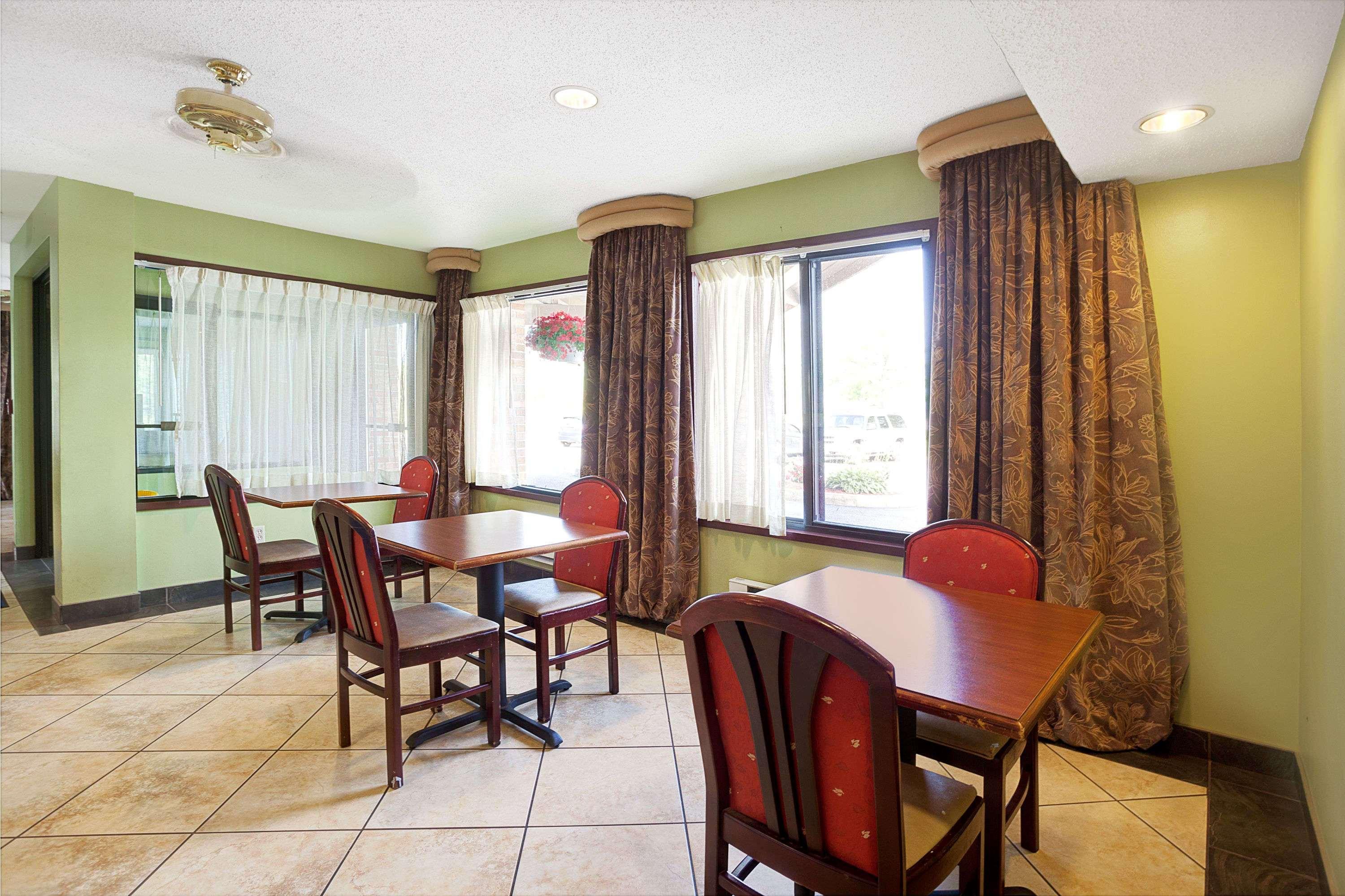 Baymont By Wyndham Monroe Hotel Bagian luar foto