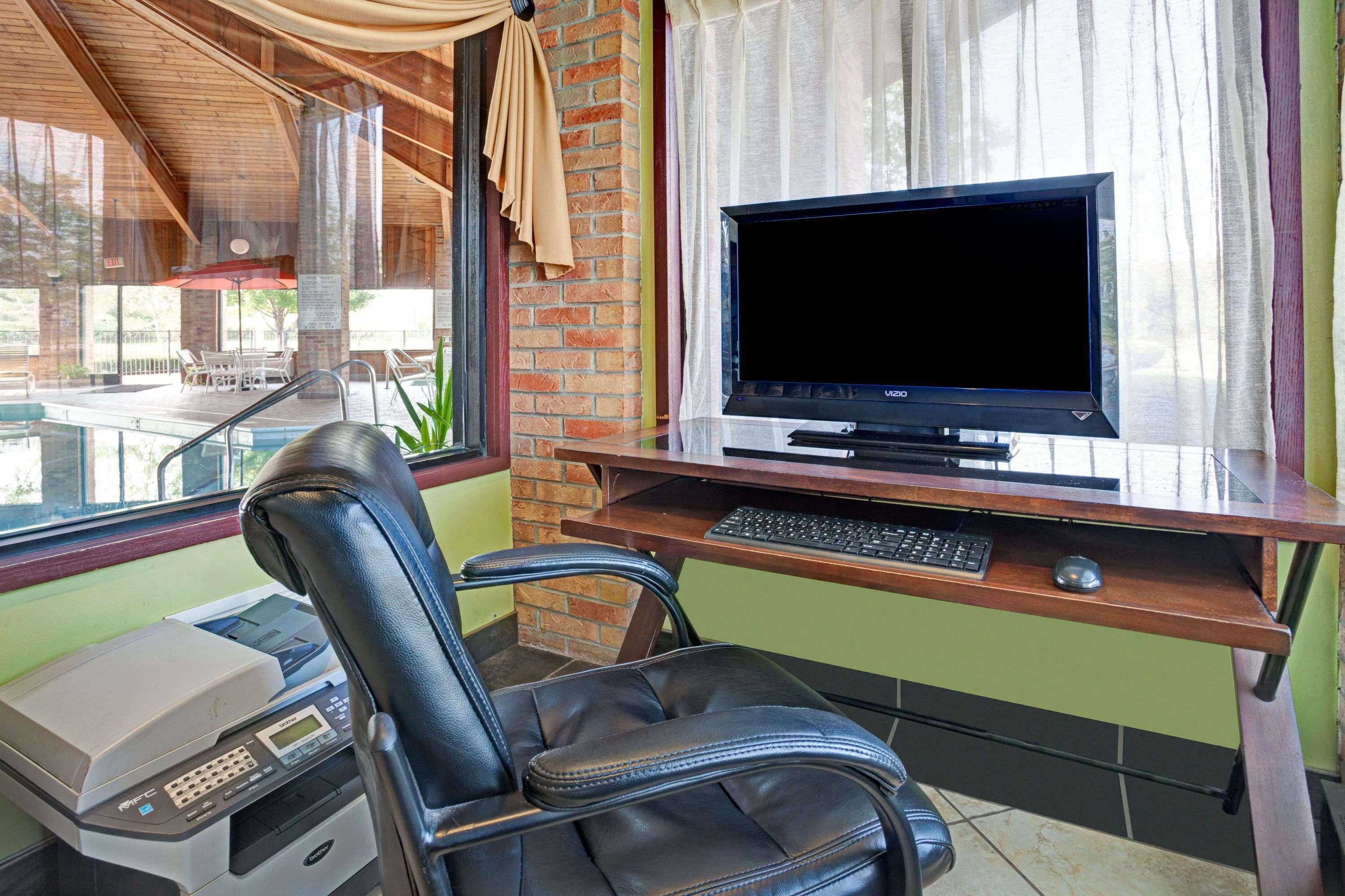 Baymont By Wyndham Monroe Hotel Bagian luar foto